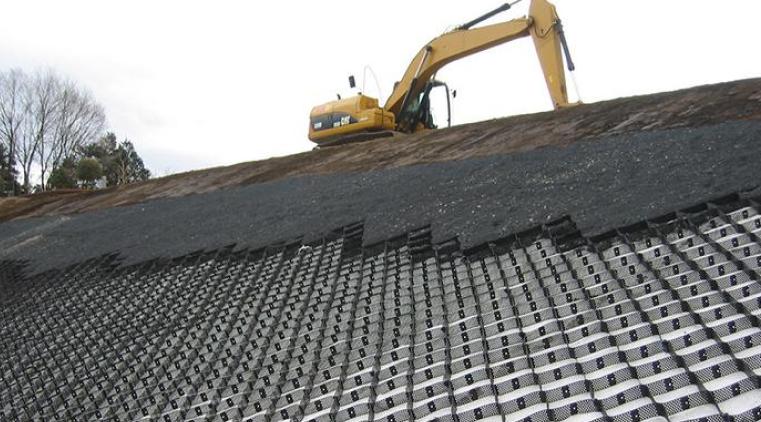 Strengthening a slope - Vodaland